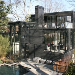 The Ansley Glass House is an amazing blend of contemporary modern architectural additions and the original home, designed by Brian Bell and David Yocum Architects.