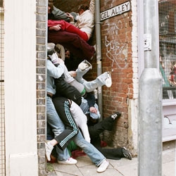  "Bodies in Urban Spaces" is a photography project by art director Willi Dorner and photographer Lisa Rastl, attempting to create human sculptures in urban voids. The result is both humorous and ridiculous!