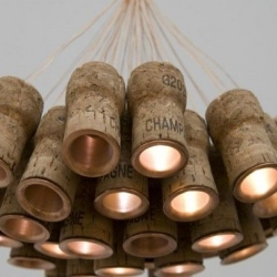 Amazing Chandelier made from recycled Champagne corks...if you have kept some from New-Year party, you know what to do with them now !