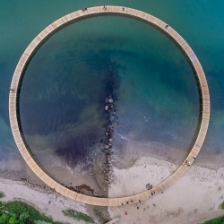 As part of this year’s Sculpture by the Sea festival, Danish practice Gjøde & Povlsgaard have installed ‘The Infinite Bridge’ in the scenic coastal landscape surrounding the city of Aarhus.