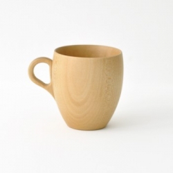 This lovely Cara cup in japanese linden created by Rina Ono is hand crafted in a workshop in Hokkaido, Japan by Hidetoshi Takahashi.