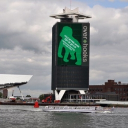 After The Babyboom animal sticker campaign by Dawn, this huge one (20 x 30 meters) follows it up with: “Before you know it they are too big“. It promotes the September discount entrance fee at the Royal Zoo of Amsterdam.