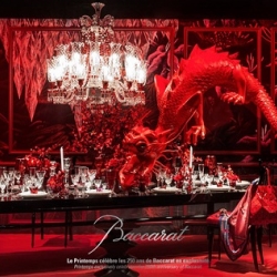 Baccarat is celebrating its 250th anniversary with six window displays at the parisian department store Printemps. The scenery was created by artist Julien Colombie and tells the story of Baccarat’s history.