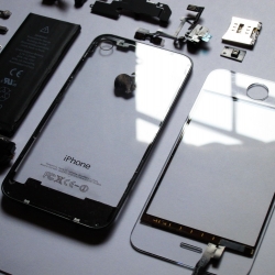 There’s still no official white iPhone 4, but here comes the transparent iPhone, that you can even DIY.