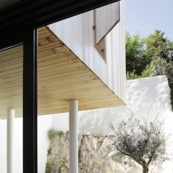 The architectural firm Yvann Pluskwa this town house in Marseille, Maison PL . Confined on a plot rooted in rock and dressed with wood trellises.