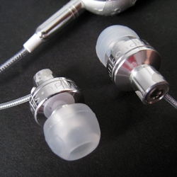 Skull Candy introduces FMJ, a reasonably priced well built , in ear headset that the delivers the bass, and a pretty good microphone too for the iPhone. 