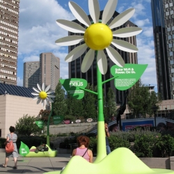For the launch of the 2010 Toyota Prius, Toyota has installed huge sunflowers at the Boston’s Prudential Plaza. Bringing to life the theme: “Harmony Between Man, Nature and Machine." 