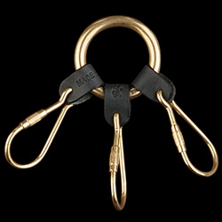 Il Bisonte keyring over at UNIONMADE feels great in your hand. Hefty brass ring with leather straps and screw clasps.