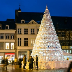Belgian company Mooz in collaboration with local residents the city of Hasselt have made an impressive ‘Taste Tree’ out of old white plates and cups.