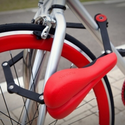 Seatylock, bicycle saddle that quickly transforms into a one meter solid lock, lets you lock your bike to a fixed object.