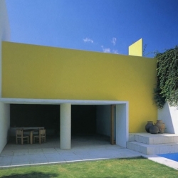In Mexico, Bosco Arquitectos has designed this « Casa Armella ». A simple and colorful house, between local traditions and modernity.