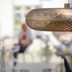 Ross Lovegroves lamp Aeros connects strict modern design with a hint of Byzantic art history. 