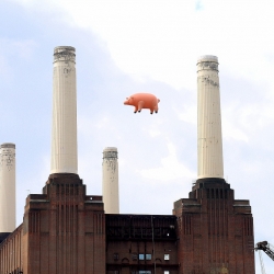 Pink Floyd flying pig flies over Battersea Power Station again !