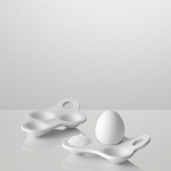 The new eggholder from Ole Jensen. It’s a small hand-held and sculptural plateau with three small dents; one for the egg, one for the shells and one for salt. 