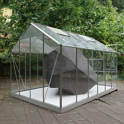 WURF [throw], site specific sculpture by Danish artist Anna Borgman at gallery Super Bien! in Berlin.