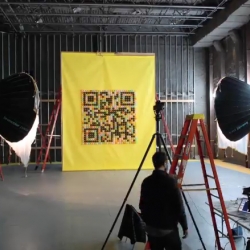 For the 10th edition of The Annual Year in Ideas, the New York Times Magazine has created a special cover allowing smartphone users, to interact with a QR Code made of balloons. 