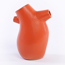 Young Mexican designer Christan Vivanco developed, together with Ánfora, Corazón Coraza, a small jug inspired by Mario Benedetti’s homonymous poetry.
