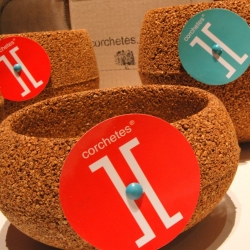 Cork pots made by Corchetes, an argentinian studio that makes sustainable objects with the scraps of other products.