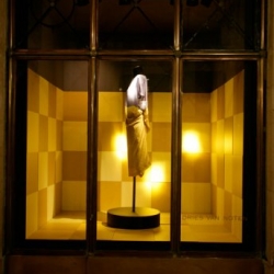 Dries Van Noten will have the Palais Royal windows of the Minister of Culture until mid-December - After Martin Margelia, Dries exhibit on one of the most prestigious Parisian windows.