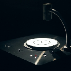 DYSKOGRAF is a graphic disk reader.  Each disc is created by visitors to the installation by way of felt tip pens provided for their use.  The mechanism then reads the disk, translating the drawing into a musical sequence.