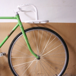 FFrack! frontal fixed rack turns any bicycle into an utilitarian mean of transportation. Design and develop by Colombian industrial designer Tomás Hernandez.