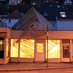 Hidemi Nishida's wooden cube installation "Fragile Invasion" permeates Galleri Fisk in Norway.
