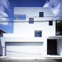 Japanese architect Takuya Tsuchida was approached to build a house in Tokyo with some very specific instructions : The client had to be able to see his car from the living room...