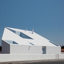 Imagine having to design a house, taking natural light where it would seem impossible, and drawing your inspiration from the irregular nature of pre-technological architecture. The Mateus brothers (Studio ARX) manage it with Casa Possanco.