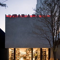 This stylish bookstore in Sao Paulo was designed by Isay Weinfeld Architects. The most creative detail of this project is the store-front, made of  revolving bookcases.