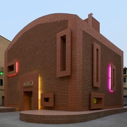 Massimo Mariani architects designed a museum in Castelfiorentino, Italy to show the work of the Italian Renaissance artist Benozzo Gozzoli. The building is clad with cotto referring to materials of the neighbouring churches. 
