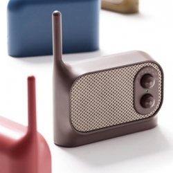 Mezzo is a small radio designed by Ionna Vautrin for Lexon Design.