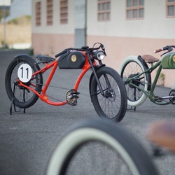 Oto Cycles from Barcelona, design classic vintage style bikes powered by an electric motor. Several styles are available, all with bold, retro, 1950´s inspired designs.