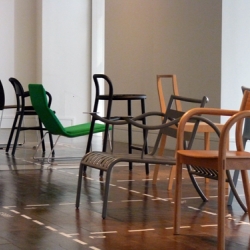 Return on an exhibition called " Take a seat " by the designer Jasper Morrison who present twenty-one seats ...