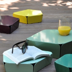 "Petites rocailles" ("Little rock") is a set of three tables made of folded and painted metal (design by Germain Bourré for Miloma).