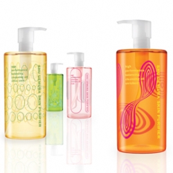 Remember when Ai Yamaguchi did the limited edition bottles for Shu Uemura cleansing oils? This year it is John Tremblay ~ beautiful mathematical looking curves