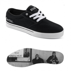 Etnies and director Kevin Smith collaborated to create the Clerks shoe featuring Jay and Silent Bob graphics on the insoles.  