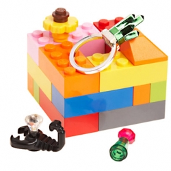 Here is again something for all Lego fans. Dee & Rickey teamed up with M&M to create a series of interchangeable Lego jewelry. Really cute and now available exclusively from Barneys New York.