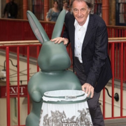 Designer Paul Smith designed new rubbish bins for the city of London. The ears of the rabbit light up when you throw something into the bin. Pretty nice idea!