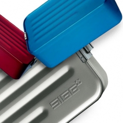 Loving these simple aluminum lunch boxes by Sigg. 