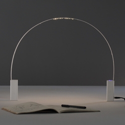 FLUIDA is a flexible led lamp to adapt to different uses of desk.