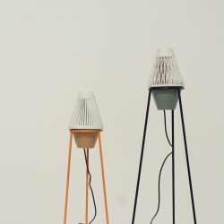 Ceramic desktop speakers suspended on steel legs to step above the clutter of the desk below. Interchangibility of the top cone and colours allow users to have some create input.