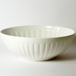 A fusion of aesthetics, feel and handicraft. The pattern on the porcelain bowl by Ines Lang Porzellan is applied with shellac in a dry state, then scrubbed out using a sponge and water, to obtain the relief-like surface. 
