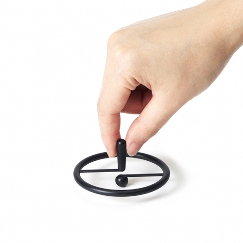 The Sp!n Spinning Top designed by Kutarq for +d creates an optical illusion of levitation. When spinning the top, an exclamation mark appears. 'Sp!n' is available in 5 colors and spins for more than a minute. 