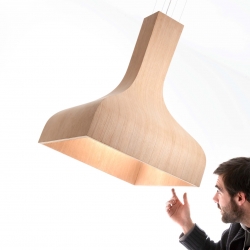 The Suomi lamp by Luz Difusion is made of 4 blocks of oak sheets, 2 cm thick, that are given a concave shape through the use of a mold. Each block is then laser cut to narrow it gradually from top to bottom. 
