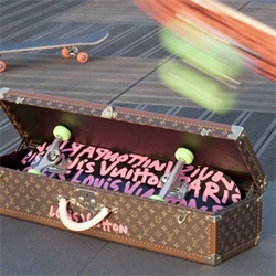 For the launch of the Louis Vuitton Stephen Sprouse collection this week, LV has produced this limited edition skateboard deck. It comes with the box. Amazing!