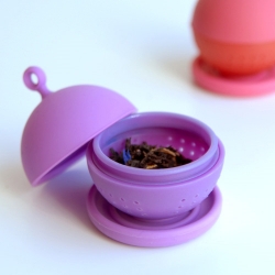 The newest from Japanese tableware brand Kinto: The Floating Tea Strainer!
