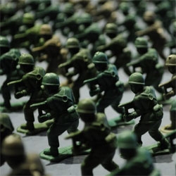 “10,000″, art installation by Francis Hollenkamp using 10,000 plastic toy soldiers to explore the abstraction that numbers frequently remain in our perception of reality.