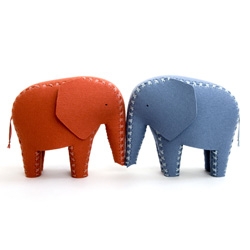 Ronny, an adorable felt elephant toy from Daniel Böttcher.