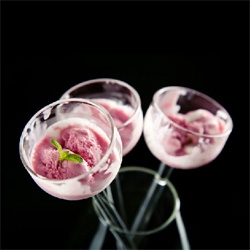 Kkis Ice Cream Canapé, an interesting bowl/cone type contraption for enjoying a trio of ice creams by Martin Jakobsen.
