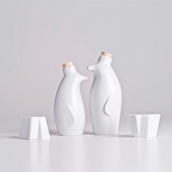 Pinguim Rei, adorable set of tableware from Holaria. The penguins hold oil and vinegar and their iceberg are salt and pepper shakers.